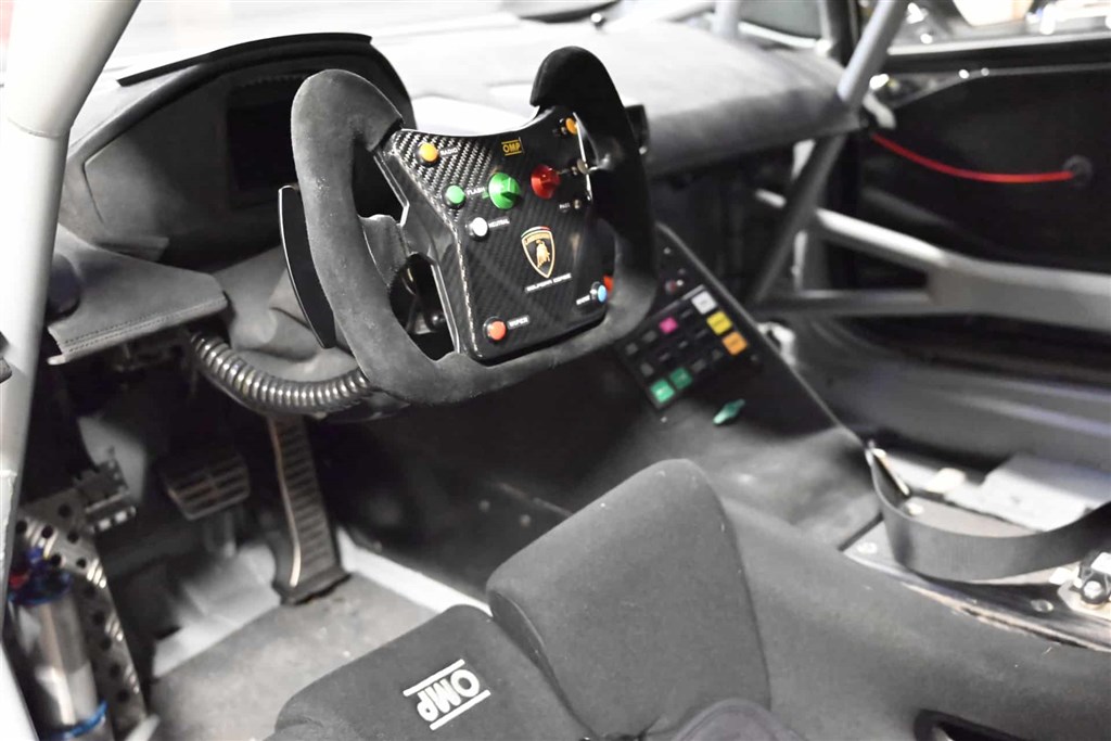 Ole Petersens arbejdsplads i den kommende sæson, førersædet og rattet i den sorte Lamborghini.
(Foto: Uwe Iwersen)